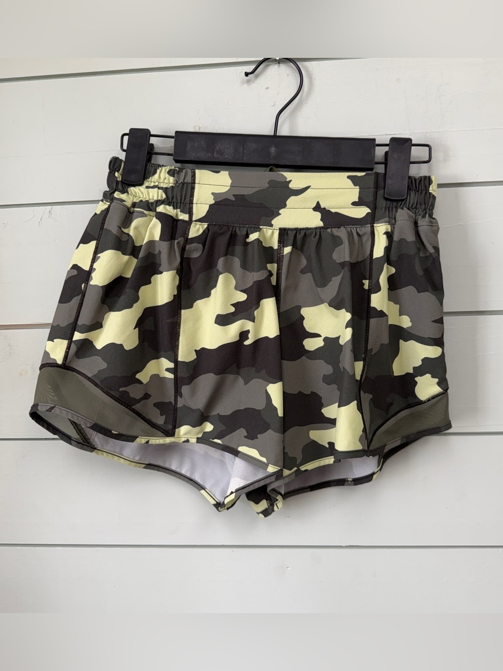 Lululemon hotty hot shorts 4" camo Crispin green women's size 4